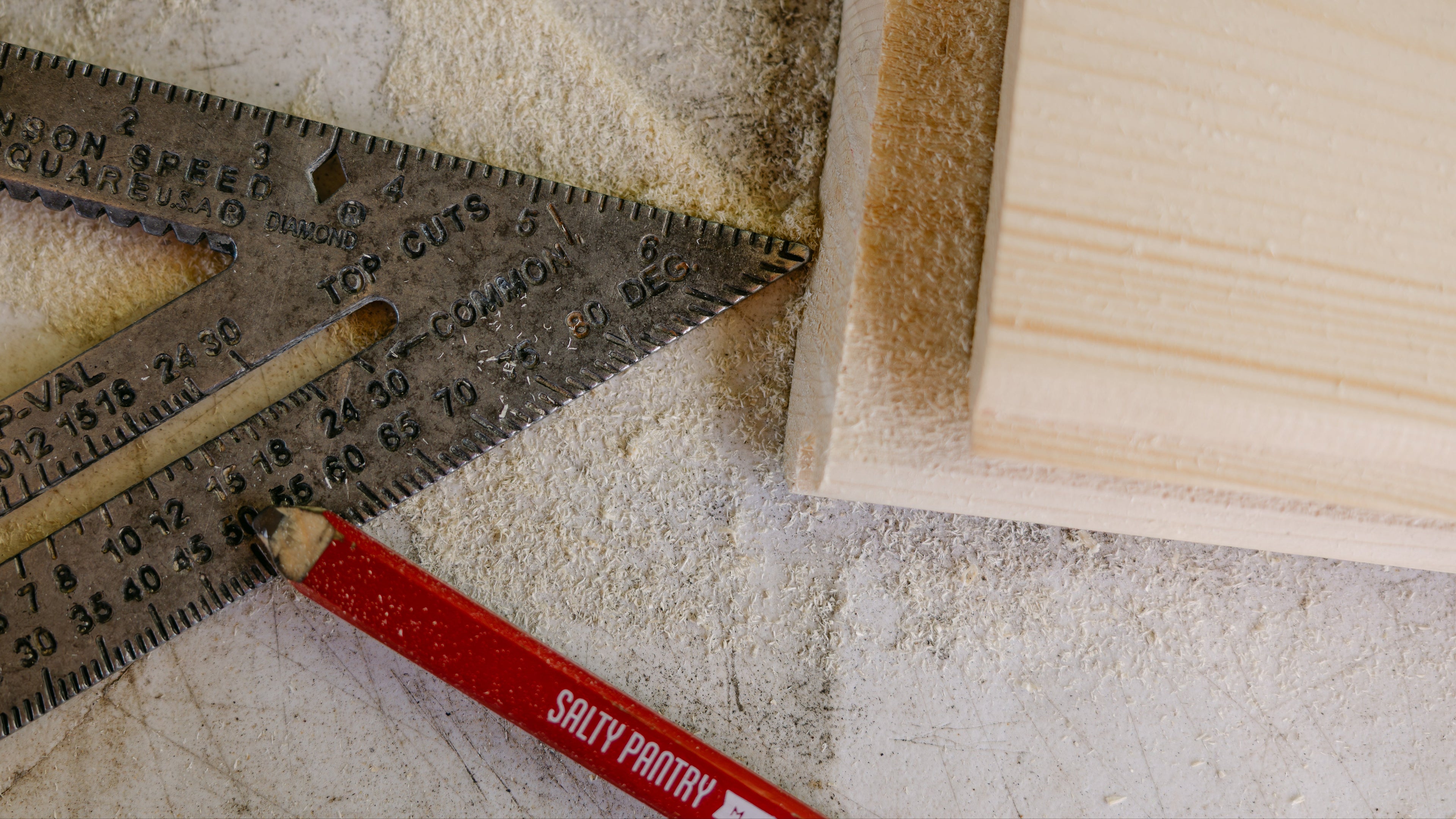 Carpentry pencil measurement